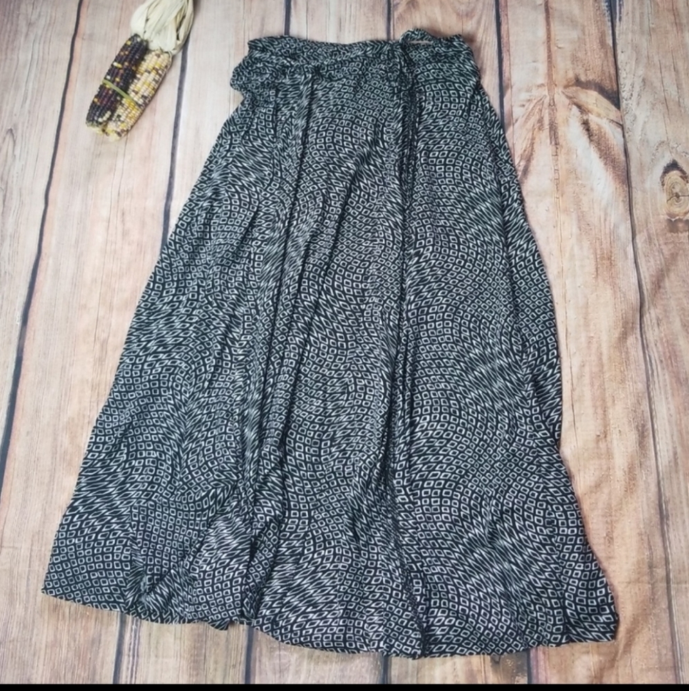 Lapis maxi skirt geomwtric design sz M black white